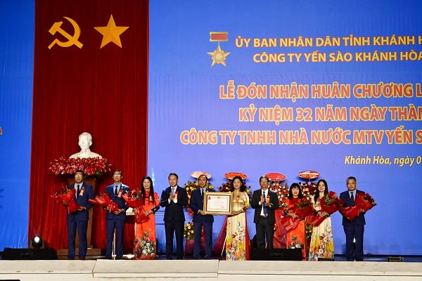 Tập thể CBCNV Công ty CP NGK Sanest Khánh Hòa đón nhận HCLĐ hạng Ba