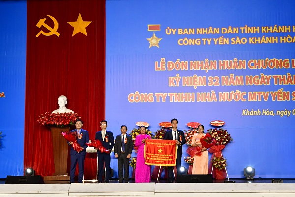 Chi nhánh Công ty Yến sào Khánh Hòa tại Thành phố Hồ Chí Minh được tặng Cờ thi đua của Thủ tướng Chính phủ