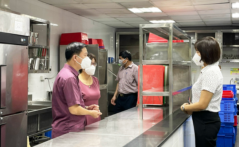 Đoàn kiểm tra liên ngành an toàn thực phẩm của thành phố Hà Nội kiểm tra một cửa hàng kinh doanh ăn uống trên địa bàn quận Hai Bà Trưng