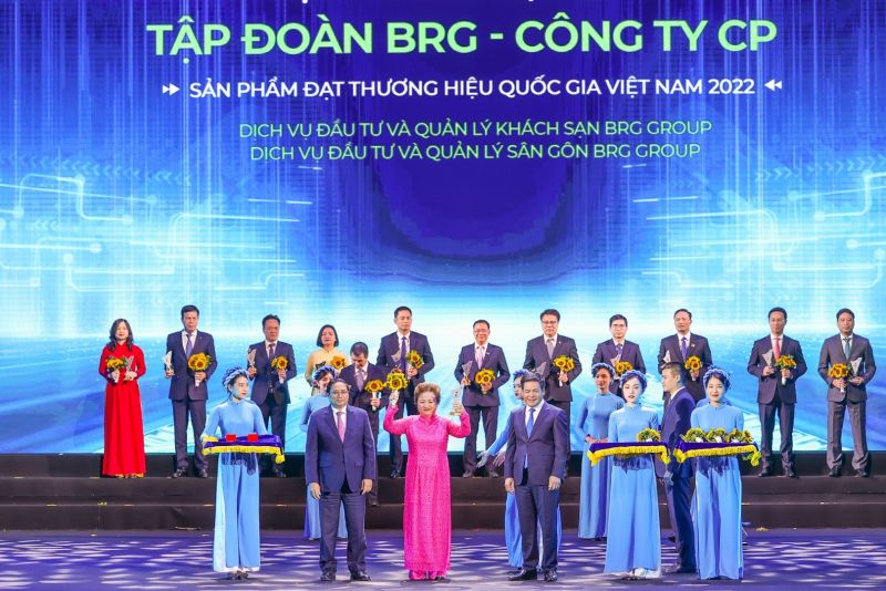 Madame Nguyễn Thị Nga, Chủ tịch Tập đoàn BRG, nhận danh hiệu “Sản phẩm đạt Thương hiệu Quốc gia Việt Nam 2022”