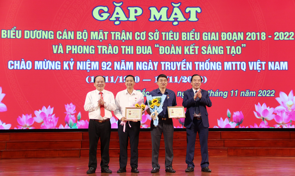 Ông Ngô Sách Thực, Trần Công Thắng trao Kỷ niệm chương Vì sự nghiệp Đại đoàn kết dân tộc của Ủy ban T.Ư MTTQ Việt Nam cho các cá nhân.