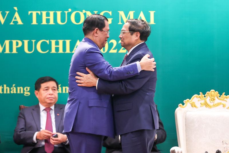 Thủ tướng Phạm Minh Chính và Thủ tướng Vương quốc Campuchia Samdech Techo Hun Sen tại Diễn đàn xúc tiến đầu tư và thương mại Việt Nam – Campuchia. Ảnh VGP/Nhật Bắc