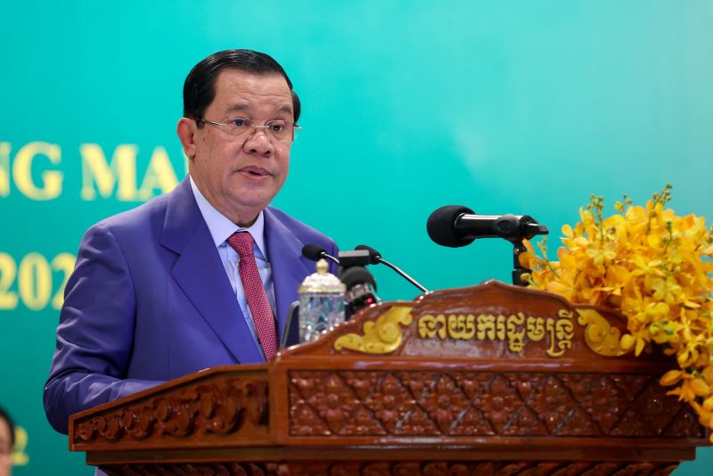 Thủ tướng Hun Sen chúc mừng thành công của Việt Nam trong thu hút đầu tư nước ngoài với nhiều công ty lớn như Samsung, Foxconn – nhà cung cấp lớn của Apple. Ảnh VGP/Nhật Bắc