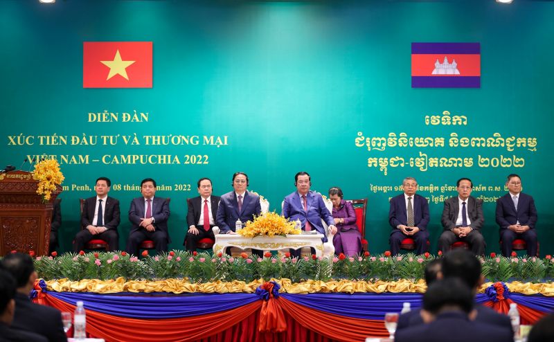 Thủ tướng Phạm Minh Chính và Thủ tướng Vương quốc Campuchia Samdech Techo Hun Sen nghe báo cáo tại Diễn đàn. Ảnh VGP/Nhật Bắc