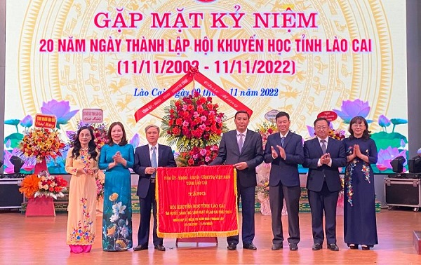 Lãnh đạo tỉnh tặng bức trướng của Tỉnh ủy, HĐND, UBND, Ủy ban MTTQ Việt Nam tỉnh chúc mừng Hội Khuyến học tỉnh nhân kỷ niệm 20 năm ngày thành lập.