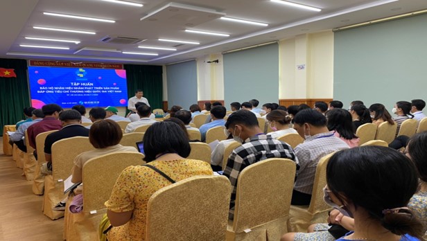 Phó Cục trưởng Cục Sở hữu trí tuệ Trần Lê Hồng phát biểu khai giảng và chia sẻ thông tin về Chương trình Thương hiệu quốc gia Việt Nam