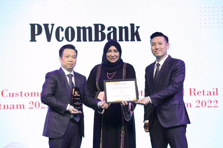 Ông Đặng Tuấn Tú – PGĐ Khối Vận hành và ông Nguyễn Quang Trung – PGĐ Khối Khách hàng Cá nhân, đại diện PVcomBank nhận hai giải thưởng từ IBM trong lễ trao giải tại Dubai