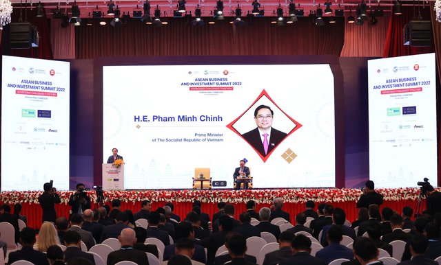 Thủ tướng mong muốn các doanh nghiệp tiếp tục chung tay với chính phủ các nước ASEAN, phát huy tinh thần chủ động, sáng tạo, thích ứng với trạng thái bình thường mới. Ảnh VGP/Nhật Bắc