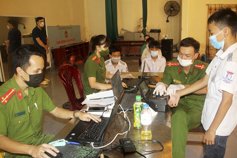 Cán bộ, chiến sĩ Công an TP Bắc Giang làm thủ tục cấp căn cước công dân cho người dân xã Dĩnh Trì