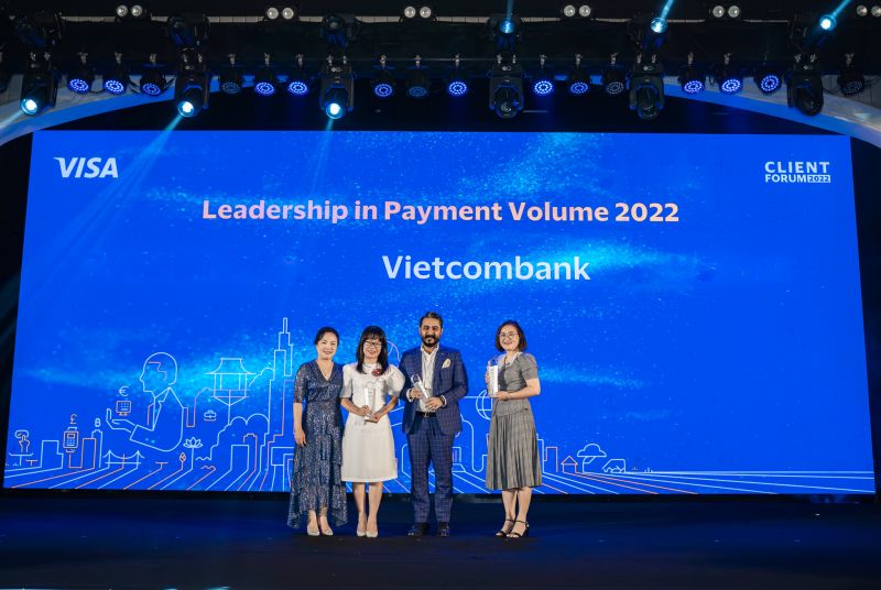 Bà Đoàn Hồng Nhung - Phó Giám đốc Khối bán lẻ Vietcombank nhận giải thưởng