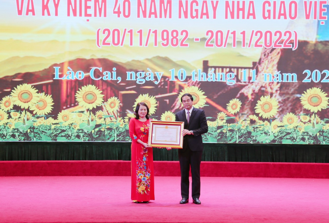 Thừa ủy quyền của Chủ tịch nước, Chủ tịch UBND tỉnh Trịnh Xuân Trường trao Huân chương Lao động hạng Ba cho Trường THCS Kim Tân, thành phố Lào Cai
