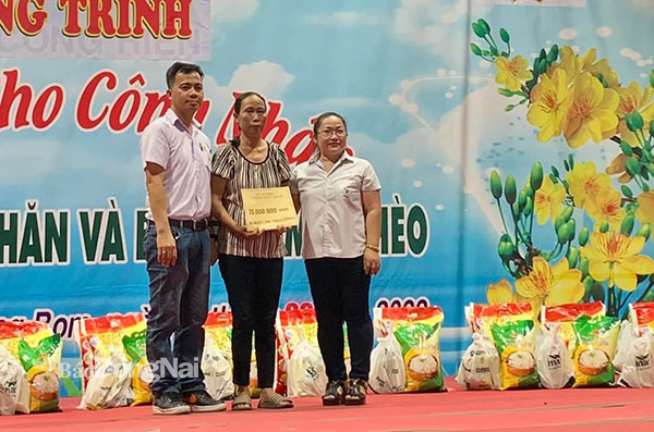 Đại diện Công ty TNHH Pacific Việt Nam tặng quà cho người lao động có hoàn cảnh khó khăn