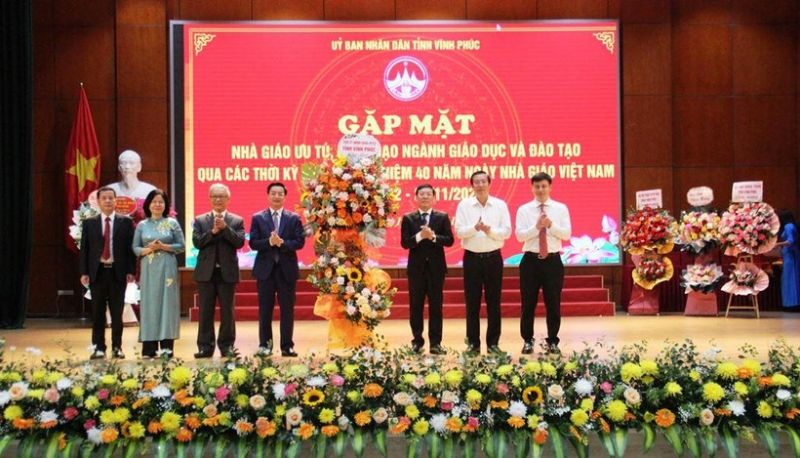 Người thầy là khuôn vàng, thước ngọc, là tấm gương sáng cho học sinh noi theo