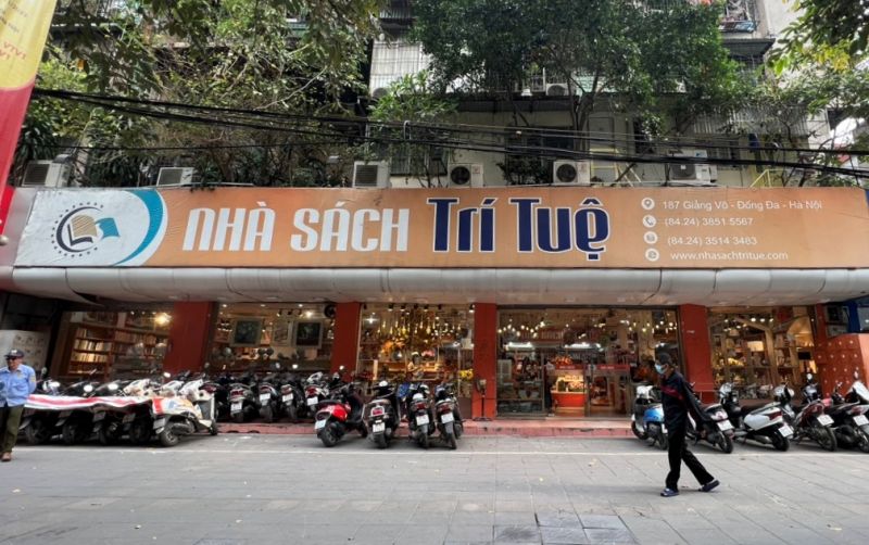 Nhà sách Trí Tuệ tại Hà Nội bày bán nhiều sản phẩm không có tem nhãn phụ Tiếng Việt