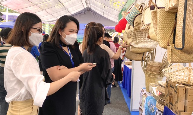 Người tiêu dùng có cơ hội tiếp cận sản phẩm Việt chất lượng cao tại chương trình. Người tiêu dùng có cơ hội tiếp cận sản phẩm Việt chất lượng cao tại chương trình.