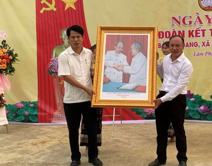 Đào Xuân Yên, Trưởng Ban Tuyên giáo Tỉnh ủy đã tặng cán bộ và Nhân dân bản Nà Đang bức ảnh Chủ tịch Hồ Chí Minh bắt tay Bác Tôn Đức Thắng