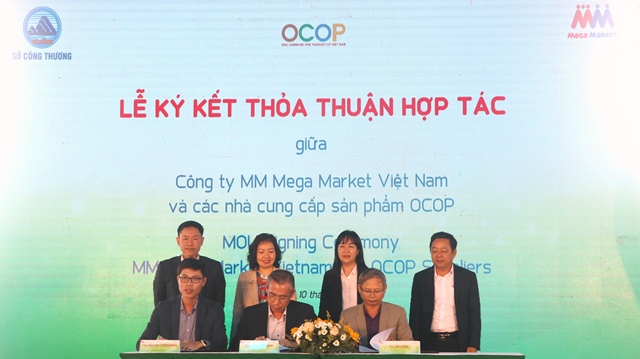 Các đơn vị sản xuất, cung ứng sản phẩm OCOP, đặc trưng của các địa phương và Công ty TNHH MM Mega Market Việt Nam ký thỏa thuận để đưa hàng vào tiêu thụ tại hệ thống siêu thị. Các đơn vị sản xuất, cung ứng sản phẩm OCOP, đặc trưng của các địa phương và Công ty TNHH MM Mega Market Việt Nam ký thỏa thuận để đưa hàng vào tiêu thụ tại hệ thống siêu thị.
