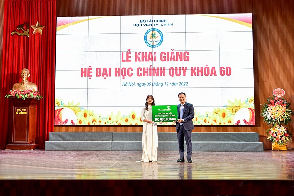 Ông Lê Hoàng Tùng - Kế toán trưởng Vietcombank trao tặng học bổng trị giá 200 triệu đồng cho sinh viên Nhà trường