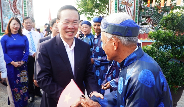 Uỷ viên Bộ Chính trị, thường trực Ban bí thư Võ Văn Thưởng chung vui với người dân thành phố Huế