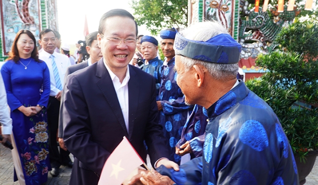 Thường trực Ban Bí thư Võ Văn Thưởng tặng quà người nghèo trong Ngày hội đại đoàn kết