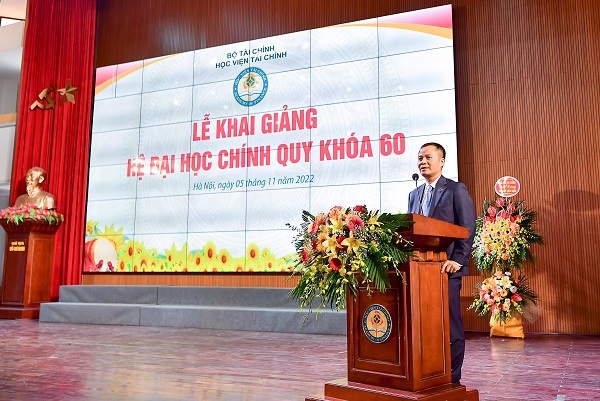 Ông Lê Hoàng Tùng - Kế toán trưởng Vietcombank phát biểu tại buổi Lễ Khai giảng