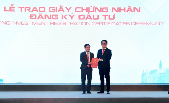 Ông Nguyễn Văn Phương-Chủ tịch UBND tỉnh Thừa Thiên Huế (bên trái) trao giấy chứng nhận đăng ký đầu tư cho Công ty Gilimex
