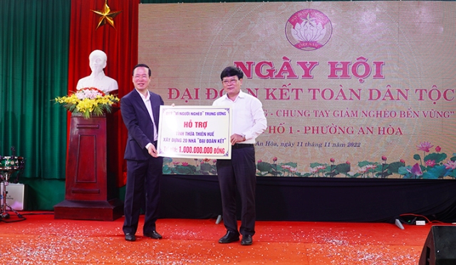 Trao tặng tỉnh Thừa Thiên Huế 20 nhà Đại đoàn kết, trị giá 01 tỉ đồng