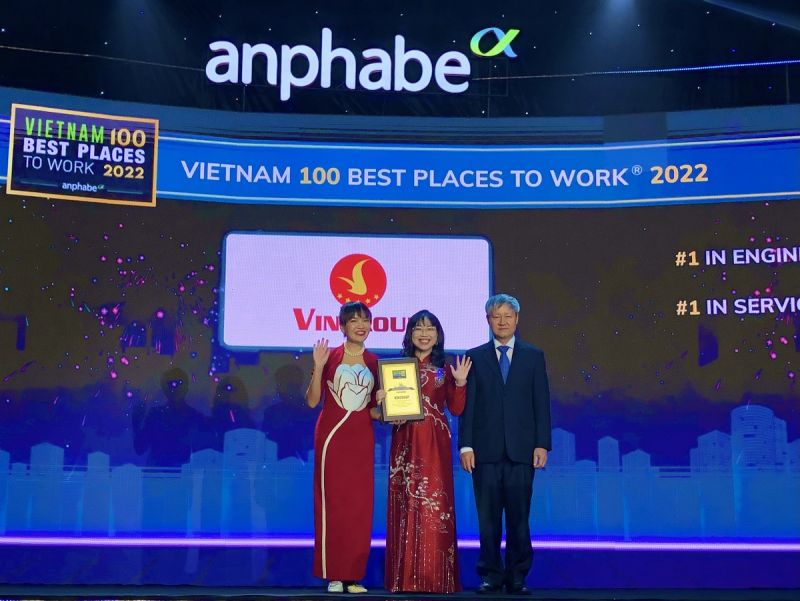Bà Lê Mai Lan – Phó Chủ tịch Vingroup nhận chứng nhận Top 10 nơi làm việc tốt nhất Việt Nam