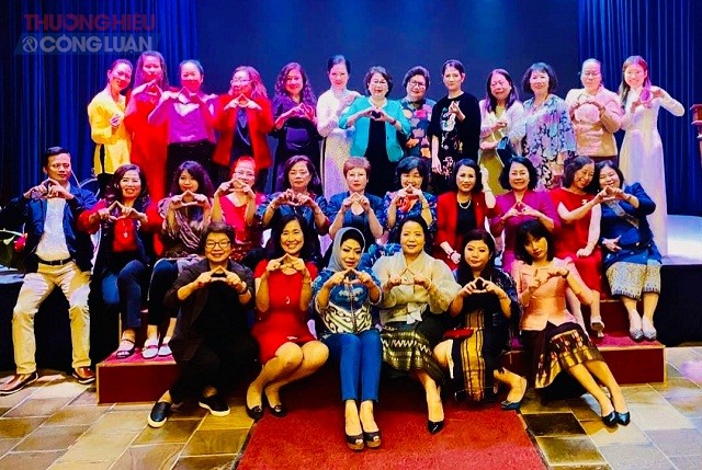 Các đại biểu “thả tim” biểu hiện sự đoàn kết của cộng đồng doanh nhân ASEAN.