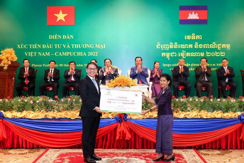 Ông Trần Bá Dương-Chủ tịch HĐQT THACO trao bảng tài trợ 15 xe khám chữa bệnh cơ động trị giá 240.000 USD cho Hội chữ thập đỏ Campuchia