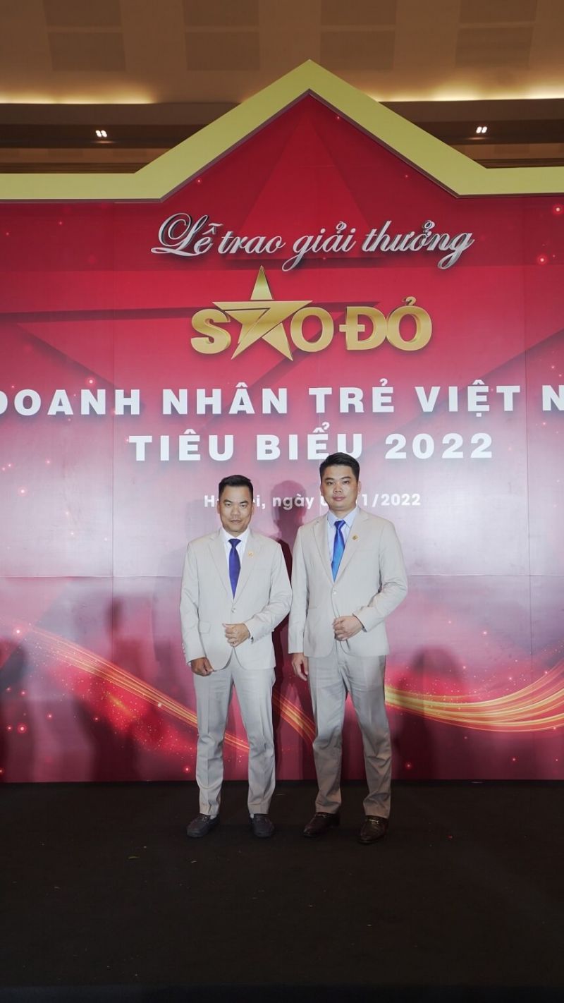 Ông Nguyễn Văn Văn và ông Nguyễn Ngọc Dinh nhận giải thưởng các doanh nhân trẻ Việt Nam tiêu biểu năm 2022