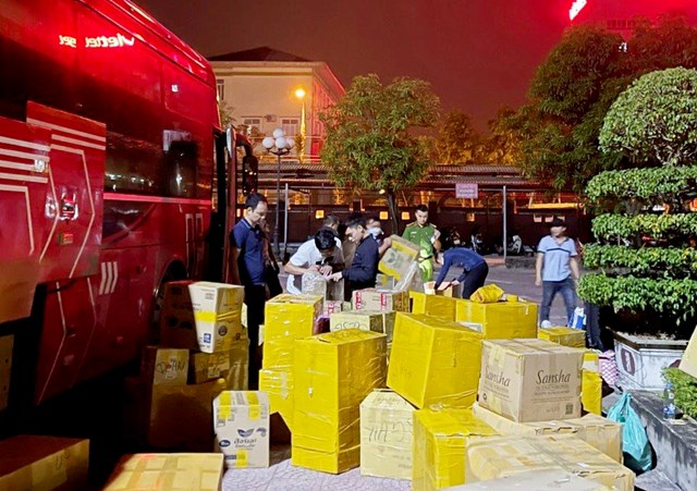 Bắt xe ô tô biển Lào chở hàng không rõ nguồn gốc về Việt Nam