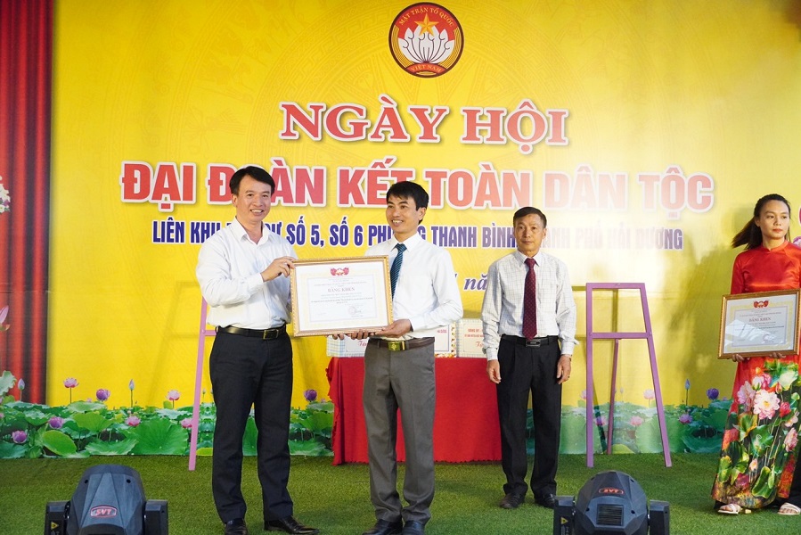 Chủ tịch Ủy ban MTTQ tỉnh Nguyễn Đức Tuấn trao chứng nhận danh hiệu cho 3 gia đình ở 2 khu dân cư