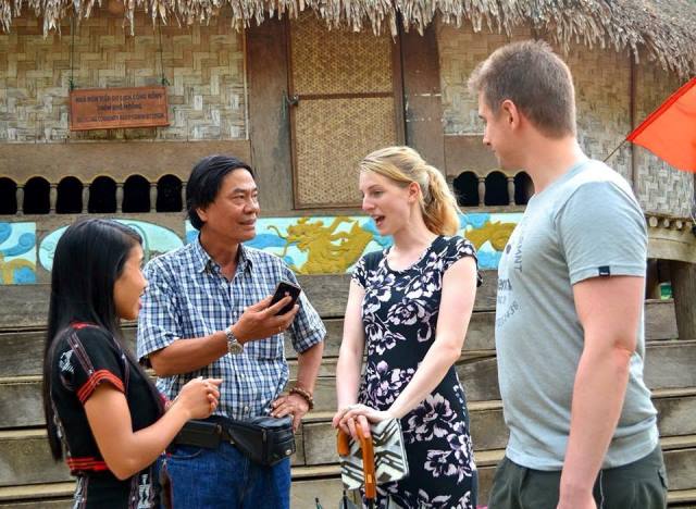 PV TH & CL phỏng vấn cặp vợ chồng người Anh, hưởng tuần trăng mật tại LDLCĐ thôn Bhơ Hôồng, xã sông Kôn, tỉnh Quảng Nam