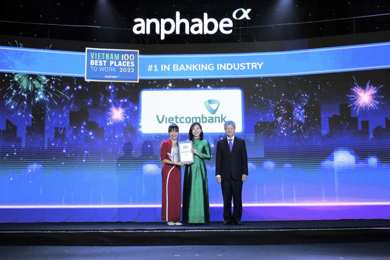 Đại diện Vietcombank, bà Nguyễn Thị Minh Hải – Phó trưởng Văn phòng đại diện Khu vực phía Nam (đứng giữa) nhận chứng nhận từ Ban tổ chức