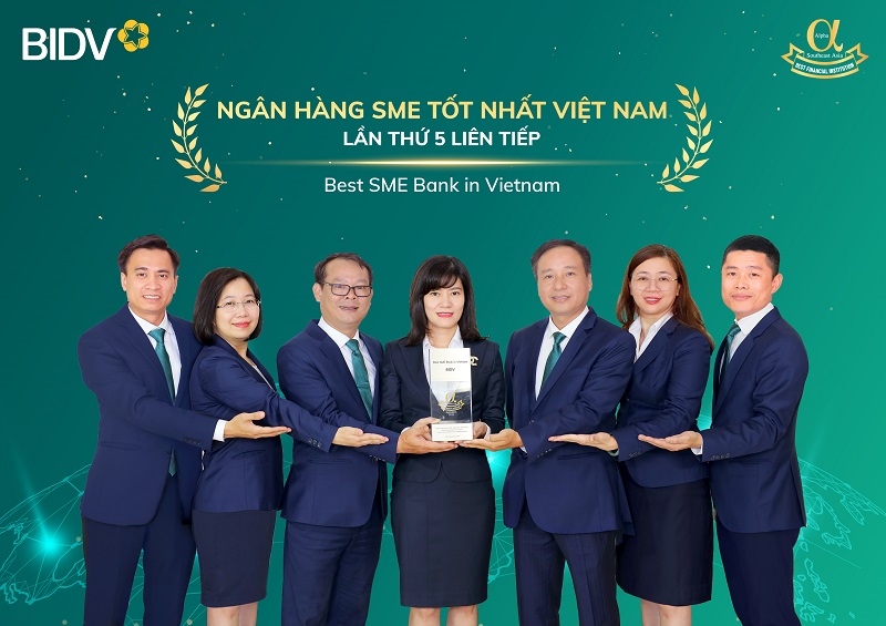Đại diện BIDV nhận giải thưởng “Ngân hàng SME tốt nhất Việt Nam”
