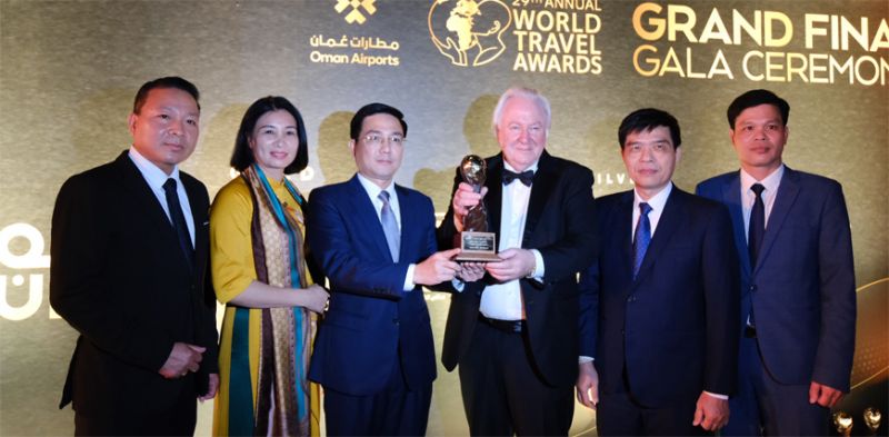 ông Vũ Việt Văn- Phó chủ tịch UBND tỉnh Vĩnh Phúc nhận giải thưởng Thị trấn du lịch hàng đầu thế giới