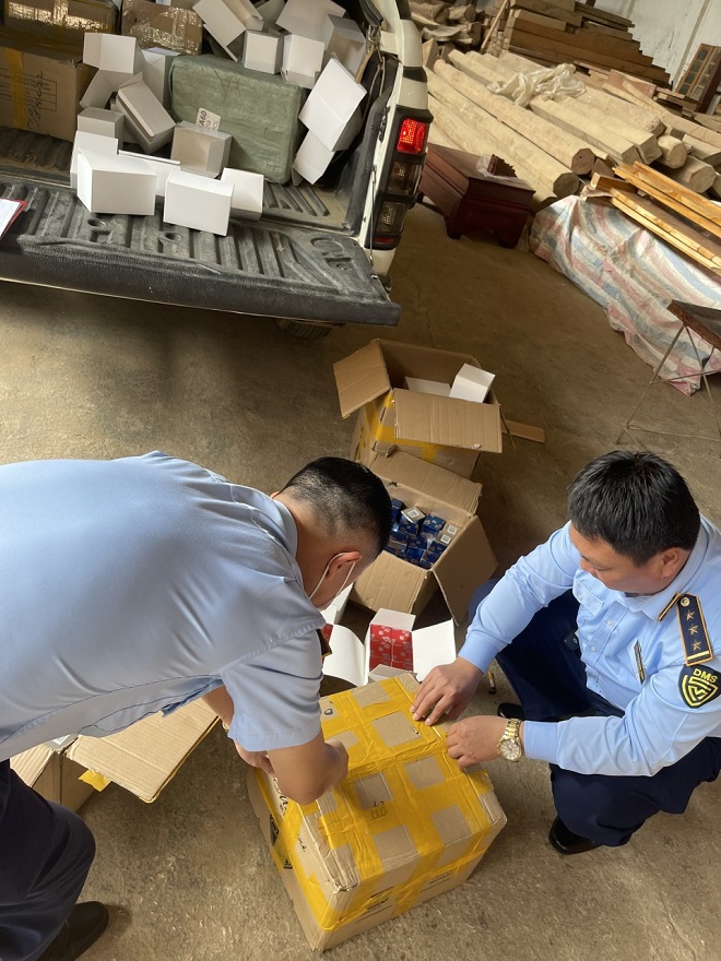 Tịch thu trên 1.400 sản phẩm mỹ phẩm nhập lậu tại Sơn La