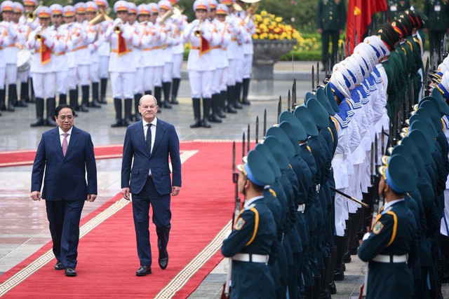 Thủ tướng Phạm Minh Chính và Thủ tướng Olaf Scholz duyệt Đội Danh dự QĐND Việt Nam. Ảnh VGP/Nhật Bắc
