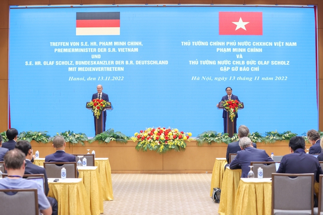 Thủ tướng Phạm Minh Chính và Thủ tướng Cộng hòa Liên bang Đức Olaf Scholz gặp gỡ báo chí sau cuộc hội đàm thành công vừa diễn ra. Ảnh VGP/Nhật Bắc