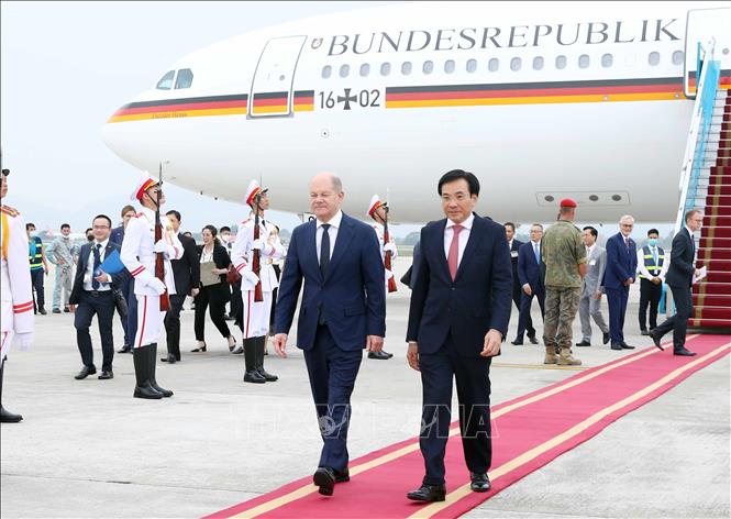 Thủ tướng Cộng hòa Liên bang Đức Olaf Scholz tới sân bay Quốc tế Nội Bài (Hà Nội) bắt đầu thăm chính thức Việt Nam từ ngày 13 đến ngày 14/11/2022. Ảnh Phạm Kiên/TTXVN
