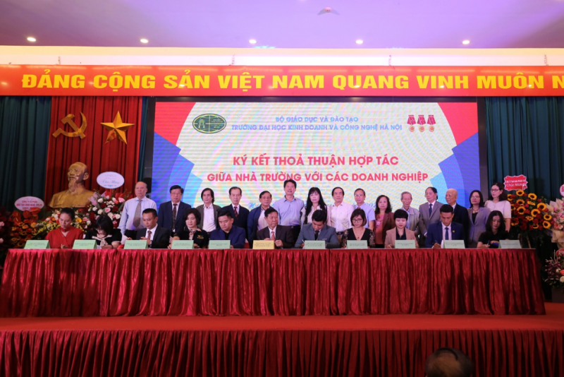 PGS.TS Phạm Văn Đăng – Giám đốc Trung tâm Khảo sát thông tin việc làm và đào tạo khởi nghiệp ký thoả thuận hợp tác giữa Nhà trường và các Doanh nghiệp.