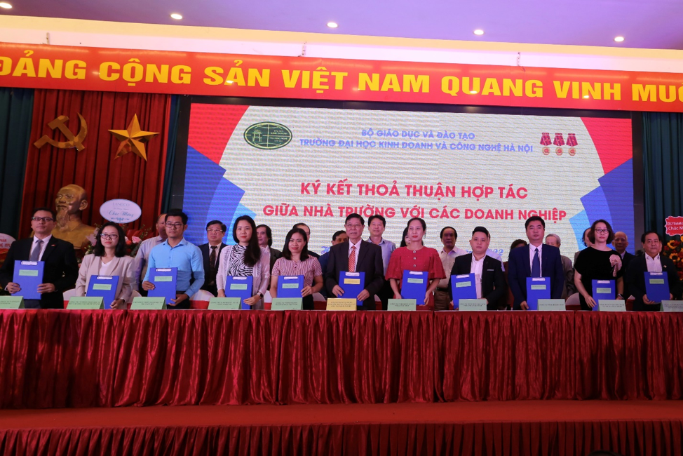 PGS.TS Phạm Văn Đăng – Giám đốc Trung tâm Khảo sát thông tin việc làm và đào tạo khởi nghiệp ký thoả thuận hợp tác giữa Nhà trường và các Doanh nghiệp.