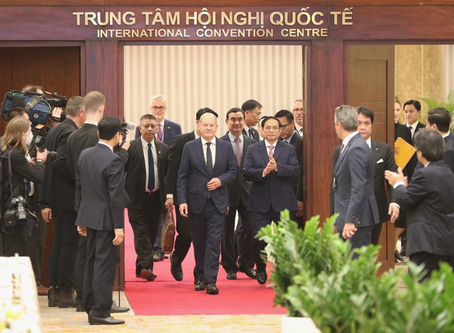 Thủ tướng Phạm Minh Chính và Thủ tướng Cộng hòa Liên bang Đức Olaf Scholz đến dự hội nghị bàn tròn với các doanh nghiệp Việt Nam và Đức. Ảnh VGP/Nhật Bắc