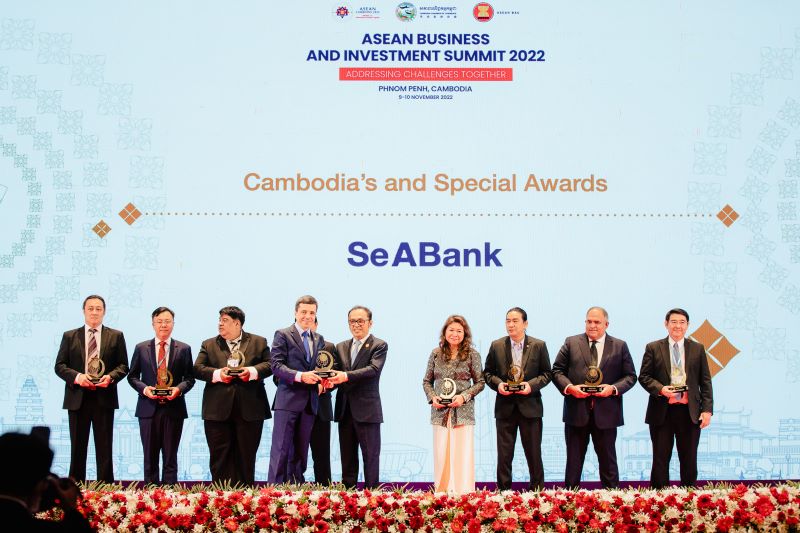 Đại diện SeABank nhận giải thưởng