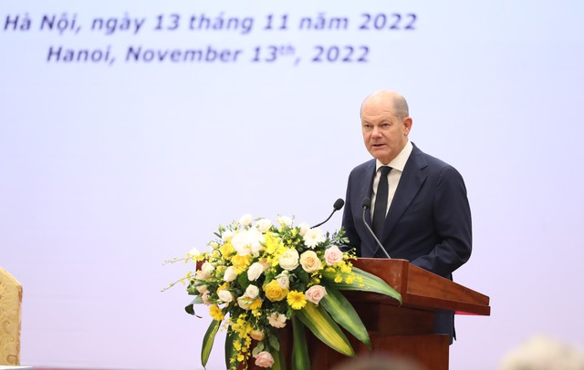 Thủ tướng Đức Olaf Scholz nêu rõ, với nhiều doanh nghiệp Đức và châu Âu, Việt Nam rất quan trọng vì nằm trong mạng lưới kinh tế rất phong phú của châu Á và sức đề kháng của Việt Nam trong thời gian dịch bệnh là rất ấn tượng, với những thế mạnh nổi bật về nguồn nguyên liệu và lao động. Ảnh VGP/Nhật Bắc