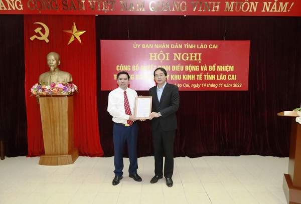 Chủ tịch UBND tỉnh Trịnh Xuân Trường trao quyết định bổ nhiệm cho tân Trưởng Ban Quản lý Khu kinh tế tỉnh Vương Trinh Quốc.
