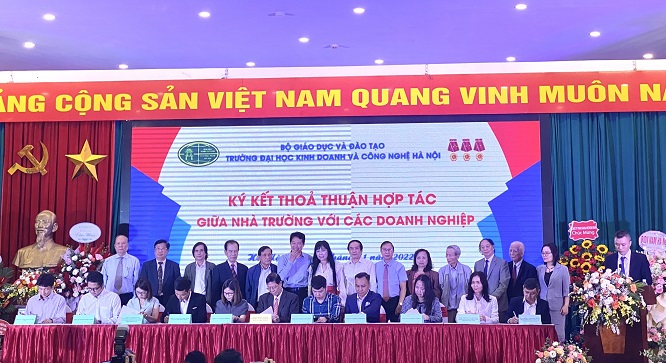 Lễ ký kết thỏa thuận hợp tác giữa nhà trường với các doanh nghiệp.