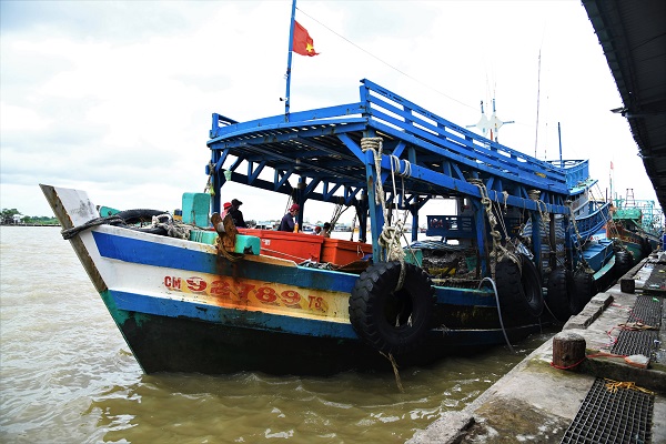 Tàu khai thác thủy sản cập Cảng cá Sông Đốc, huyện Trần Văn Thời.