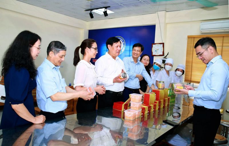 Thứ trưởng Y tế Đỗ Xuân Tuyên tham quan Trung tâm Nghiên cứu và Kinh doanh dược Trường Cao đẳng Dược Trung ương Hải Dương.